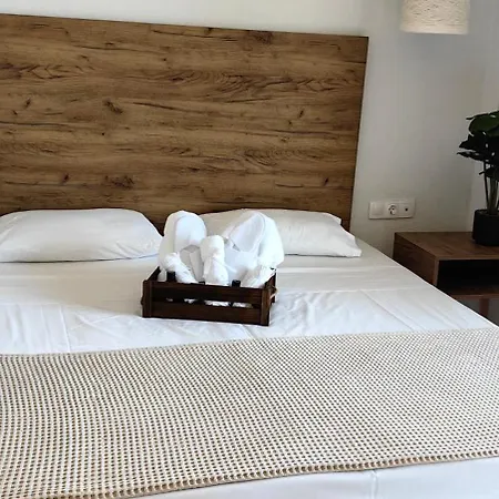 Topaz Three Отель