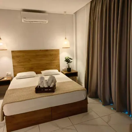 Topaz Three فندق