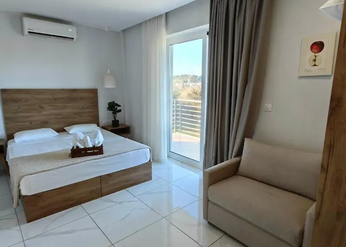 Hotel Topaz Three *